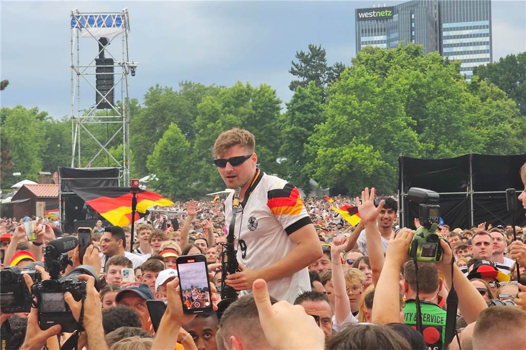 Star-Alarm im Westfalenpark vorm Spiel - Hype-Saxophonist André Schnura und Erfolgsrapper Ski Aggu sind aufgetreten.