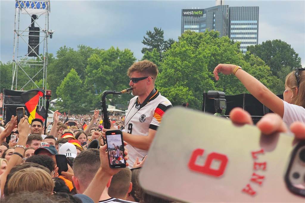 Star-Alarm im Westfalenpark vorm Spiel - Hype-Saxophonist André Schnura und Erfolgsrapper Ski Aggu sind aufgetreten.