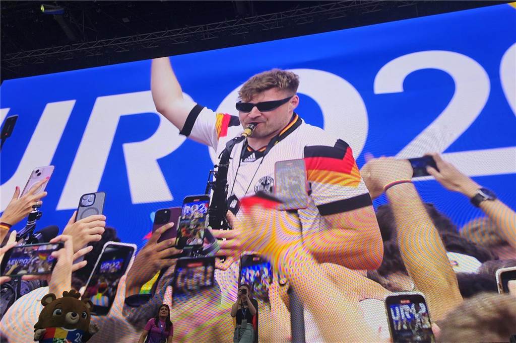 Star-Alarm im Westfalenpark vorm Spiel - Hype-Saxophonist André Schnura und Erfolgsrapper Ski Aggu sind aufgetreten.