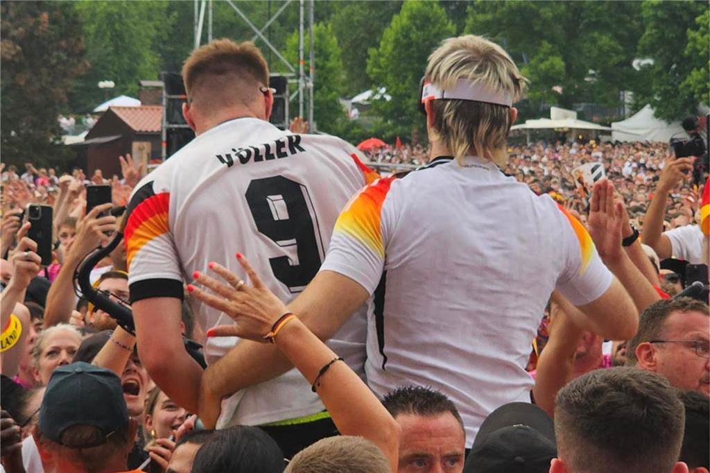 Star-Alarm im Westfalenpark vorm Spiel - Hype-Saxophonist André Schnura und Erfolgsrapper Ski Aggu sind aufgetreten.