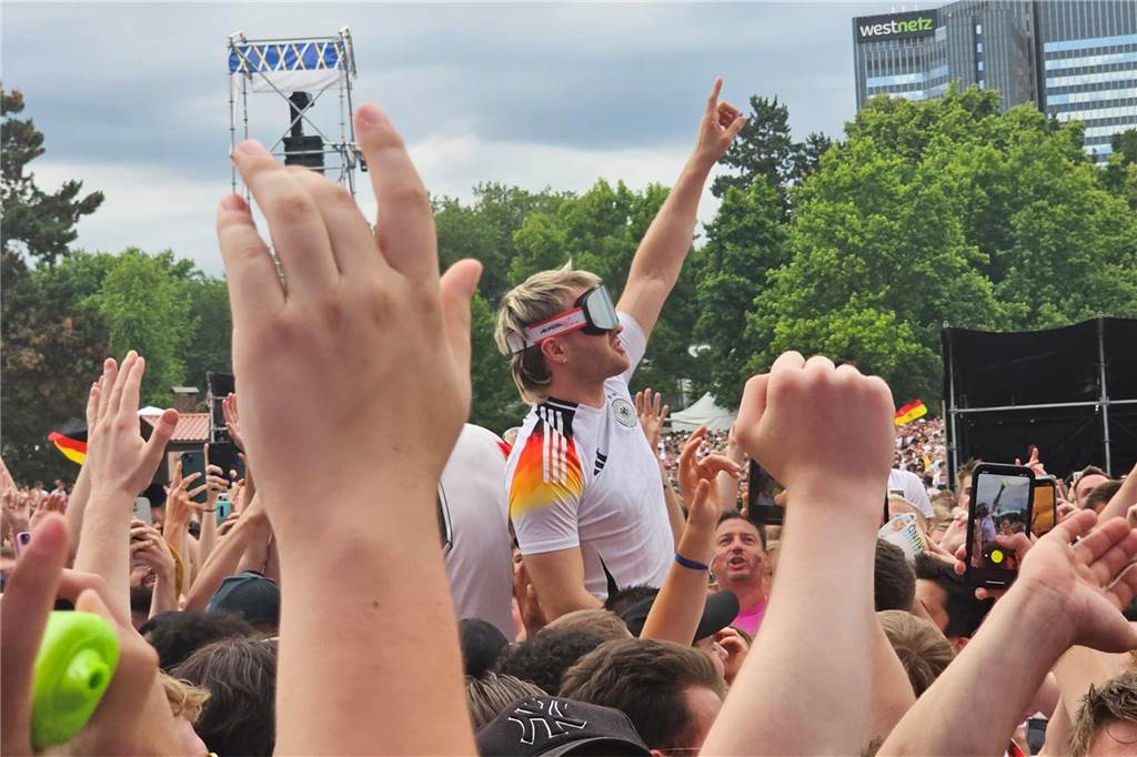 Star-Alarm im Westfalenpark vorm Spiel - Hype-Saxophonist André Schnura und Erfolgsrapper Ski Aggu sind aufgetreten.