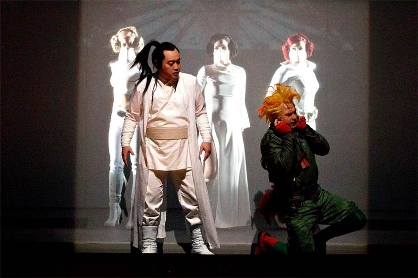 Münsters "Zauberflöte" ist ein galaktischer HIt Star-Wars-Alarm in der »Zauberflöte«: Die drei Damen sehen aus wie Prinzessin Leia (v.l. Lisa Wedekind, Sara Daldoss Rossi, Suzanne McLeod), Youn-Seong Shim (l.) ähnelt Luke Skywalker. Bei Juan Fernando Gutiérrez als Papageno wird man bei Star Trek fündig: Er sieht ein wenig aus wie Koch Neelix.