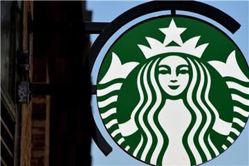 Starbucks-Logo in New York. Chef Howard Schultz will sich aus dem Unternehmen zurückziehen. Foto: Justin Lane/EPA/Archiv