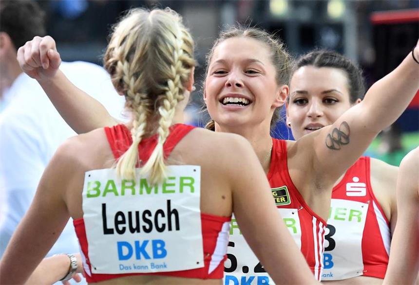 Lückenkemper läuft WM-Norm in 11,04 Sekunden Stark: Gina Lückenkemper (M.) und Klara Leusch.