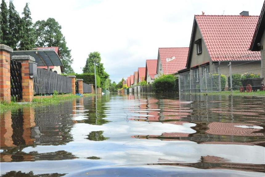 Sturm und Sturzfluten - Häuser gegen Unwetter wappnen Stark- und Dauerregen, der Straßen und Häuser flutet, ist in Deutschland keine Seltenheit mehr. Foto: Georg-Stefan Russew/dpa-Zentralbild