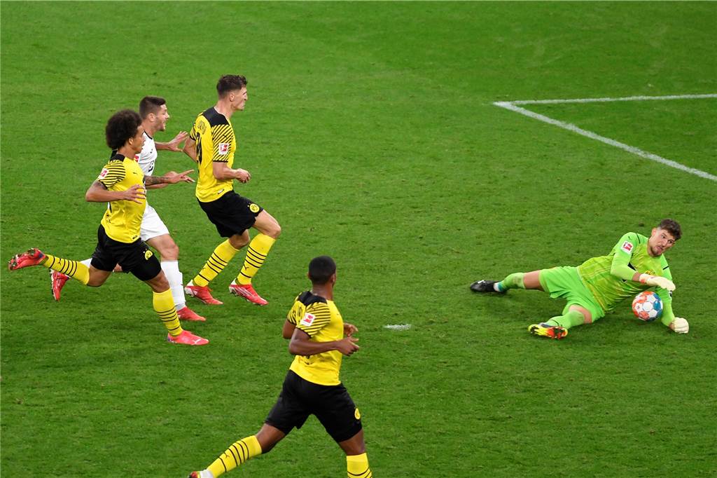 Im Schatten von Haaland und Bellingham: Heimlicher BVB-Matchwinner Kobel Starke Parade gegen Andrej Kramaric: Gregor Kobel hielt den BVB gegen Hoffenheim im Spiel.