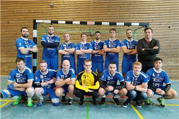 Starke Serie: Der TuS Jahn Dellwig und Trainer Tim Mester (links) steigen nun zum vierten Mal in Folge auf und ist zurück in der Handball-Bezirksliga. 