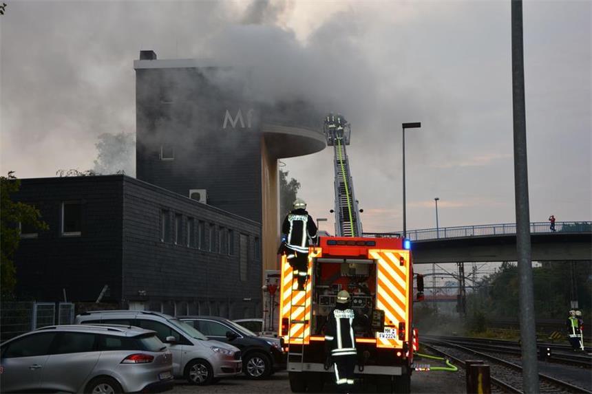 Bahnverkehr nach Großbrand weiter stark beeinträchtigt Starker Rauch am Stellwerk Mülheim-Styrum.