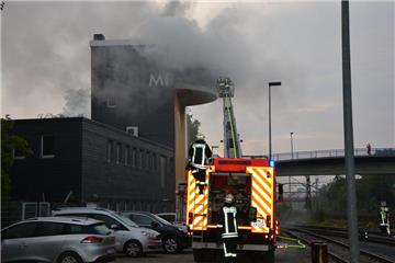 Starker Rauch am Stellwerk Mülheim-Styrum.