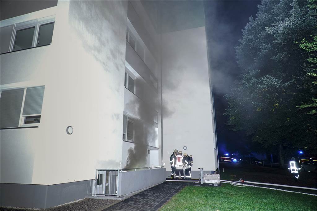 Der Feuerteufel im Dortmunder Westen schlägt vor allem in zwei Stadtteilen zu Starker Rauch stieg im August aus einem Keller am Steinfurtweg in Kirchlinde auf. Bei dem Kellerbrand in einem mehrgeschossigen Vonovia-Haus musste kurzzeitig auch die Elektrik abgeschaltet werden.