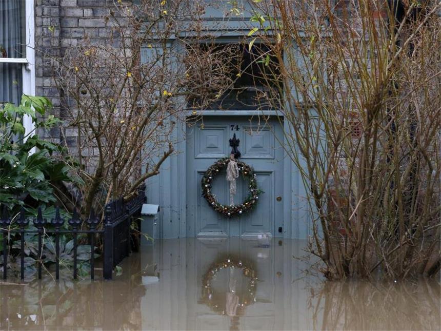 Extreme Überschwemmungen: Alarmstufe Rot in Nordengland Starker Regen hatte mehrere Flüsse auf Rekordhöhe ansteigen lassen. Foto: Lindsey Parnaby