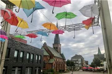 Starker Wind hat den Schirmen in der Innenstadt zuletzt zugesetzt. Nun werden sie etwas früher abgehängt als ursprünglich geplant.