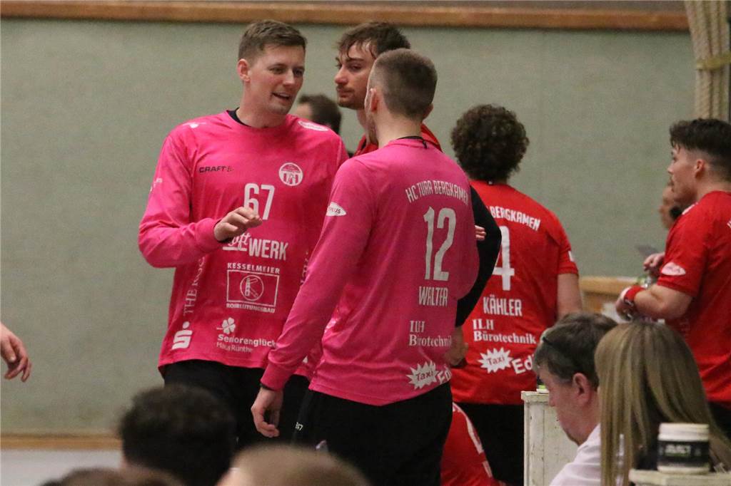 TuRas Torhüter im Freudentaumel Starkes Team: Tim Faber und Torwartkollege Niklas Walter.