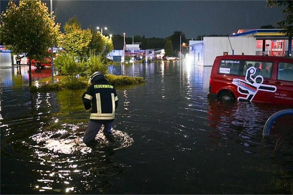 Schwere Unwetter ziehen über NRW: Stromausfall, Straßen überflutet, Bäume umgestürzt Starkregen hat eine Tankstelle überflutet. Heftige Starkregenfälle in Ostfriesland haben am Abend zu Hunderten Feuerwehreinsätzen geführt.