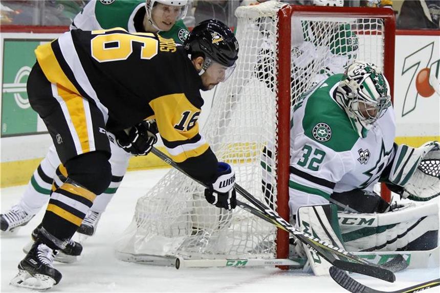 NHL: Kühnhackl gewinnt mit Pittsburgh gegen Dallas Stars-Torhüter Kari Lehtonen wehrt einen Schuss von Josh Jooris (M.) ab. Foto: Gene J. Puskar/AP