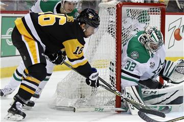 Stars-Torhüter Kari Lehtonen wehrt einen Schuss von Josh Jooris (M.) ab. Foto: Gene J. Puskar/AP