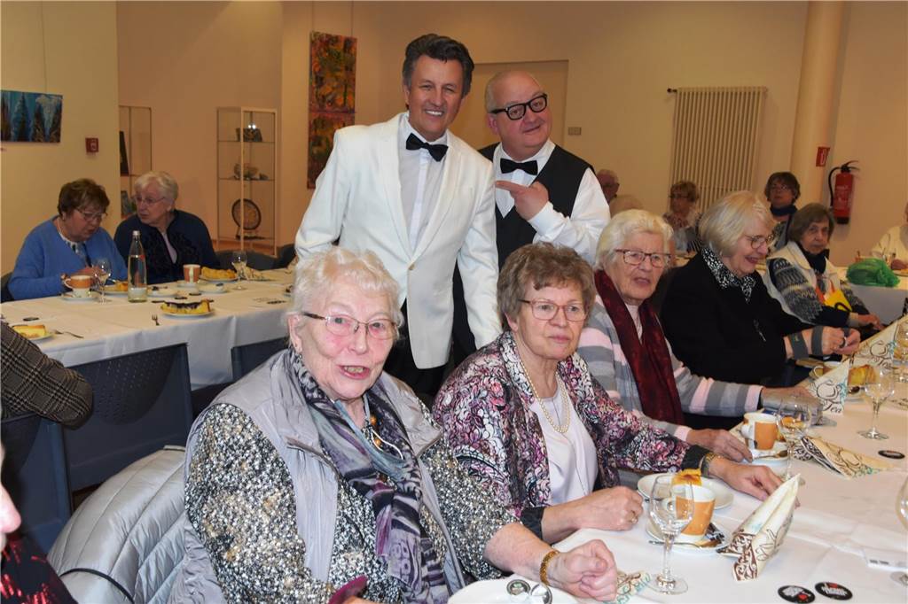 Stars zum Anfassen beim Theatertreff: Peter Grimberg und Horst Freckmann mit Besucherinnen aus Selm. 