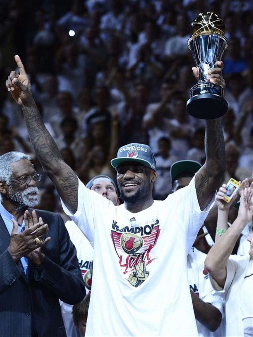 LeBron James am Ziel: NBA-Meister mit Miami Starspieler LeBron James wurde mit der «Bill-Russell»Trophäe als wertvollster Spieler geehrt. Foto: Larry W. Smith