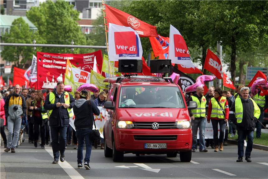 Trotz Corona: Viele Menschen wollen am 1. Mai in Dortmund demonstrieren Start der DGB-Mai-Kundgebung auf der Hansastraße.