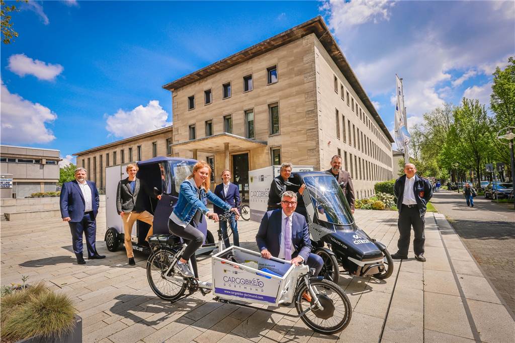 Warum gerade jetzt immer mehr Lastenfahrräder in der City zu sehen sind Start in die Carbo-Bike-Testwochen in Dortmund (v.l.): Friedrich-Wilhelm Corzilius, Eric Diederich, Annchristin Weiß, Stefan Peltzer, Wulf-Christian Ehrich, Michael Arndt, Ralf Finger und Holger Reddehase.