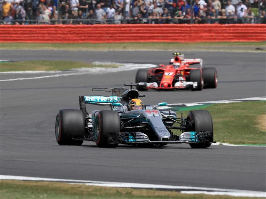 Reifenplatzer stoppt Vettel - Hamilton regiert Silverstone Start-Ziel-Sieg für Hamilton. Foto: David Davies