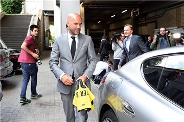 Startet heute mit dem BVB in die Sommervorbereitung: Trainer Peter Bosz.