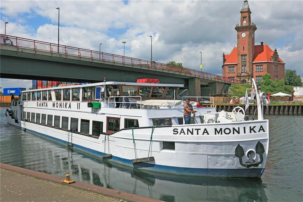 Kleine Kreuzfahrt, ganz nah: 7 Ausflugsschiffe in NRW santa monika im dortmunder hafen