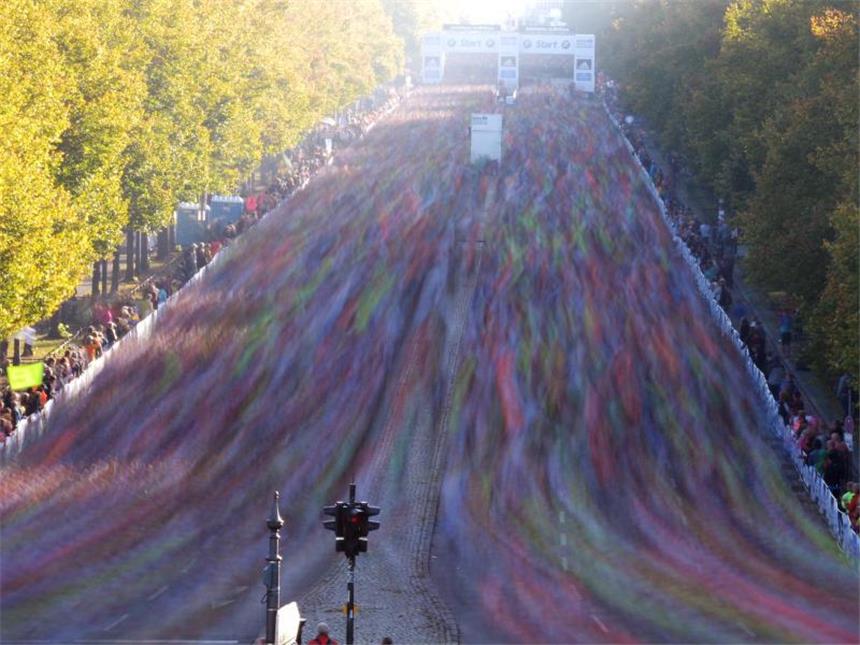 Kimetto mit super Marathon-Weltrekord in Berlin Startschuss auf der Straße des 17. Juni. Foto: Rainer Jensen