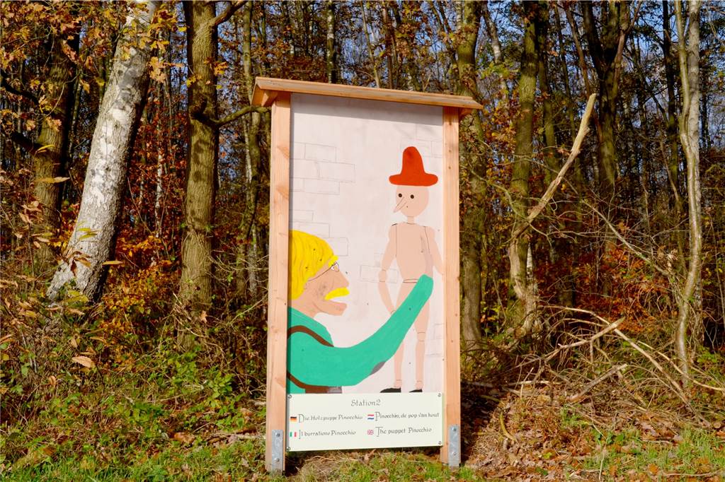 Neuer „Pinocchio-Märchenweg“ verbindet die Kultur mit der Natur Station 2 des „Pinocchio-Märchenwegs“ von Dorsten-Lembeck nach Reken: „Die Holzpuppe Pinocchio“ von Elke Lengenberg.