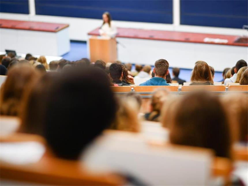 Nur wenige studieren offiziell in Teilzeit Statstisch sind Vollzeit-Studien die Regel, aber oft wird faktisch nur in Teilzeit studiert. Foto: Uwe Anspach