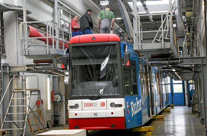 Darum sind die Bahnen der U43 aktuell so voll Statt auf der Strecke sind viele Stadtbahnen vom Typ NGT8 zur Zeit in der Werkstatt. Das führt zu Engpässen auf der Ost-West-Strecke zwischen Dorstfeld und Wickede.