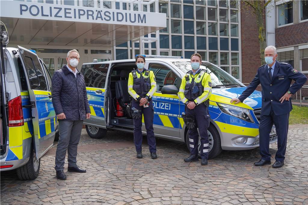Mercedes statt BMW: Autobahnpolizei sattelt vom Kombi auf den Kleinbus um Statt BMW-Kombi Mercedes-Kleinbus: An der symbolischen Schlüsselübergabe beteiligt sind (v.l.) Polizeipräsident Gregor Lange, Polizeikommissarin Kira Lynn Guzik und Polizeioberkommissar Philipp Grasemann von der Autobahnpolizeiwache Kamen sowie Erster Polizeihauptkommissar Manfred Blunk.