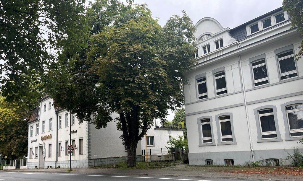 Haus Bladenhorst wird abgerissen: Hier entstehen Wohnungen Statt der beiden Häuser Wartburgstraße 5 und 7 soll ein L-förmiges Gebäude Platz für viele Wohnungen bieten. Dahinter soll ein Garagenhof gebaut werden.