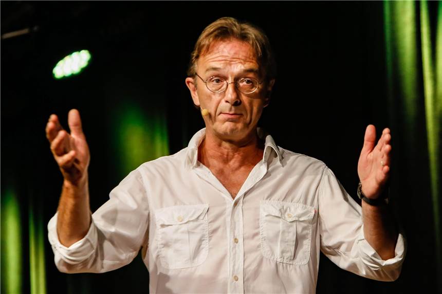 Fritz Eckenga bietet bald „beste Gäste“ statt Dorfmitteilungen Statt der „Dorfmitteilungen“ bietet Fritz Eckenga bald eine neue Kabarett-Reihe mit Gästen.