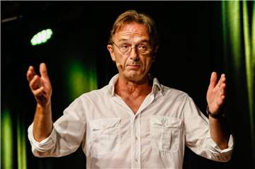 Statt der „Dorfmitteilungen“ bietet Fritz Eckenga bald eine neue Kabarett-Reihe mit Gästen.
