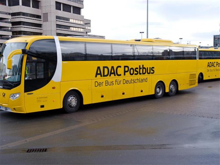 Der Postbus ist mit neuer Marke unterwegs Statt der Initialen des ADAC wird auf den Postbussen künftig ein Posthorn zu sehen sein. Foto: Christoph Schmidt