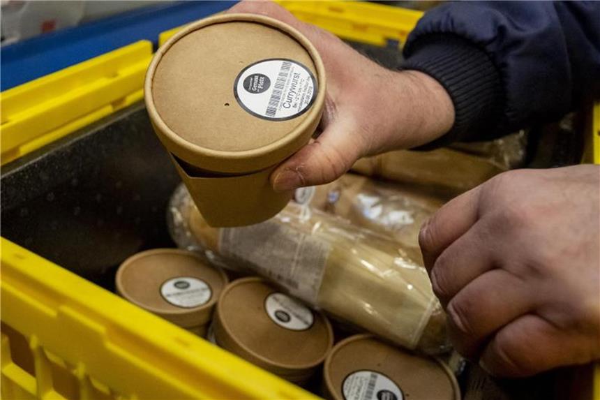 Das Geschäft mit dem Reisehunger Statt einem Tellergericht gibt es bei der Deutschen Bahn die Currywurst im Mitnehmbecher. Foto: Christoph Soeder
