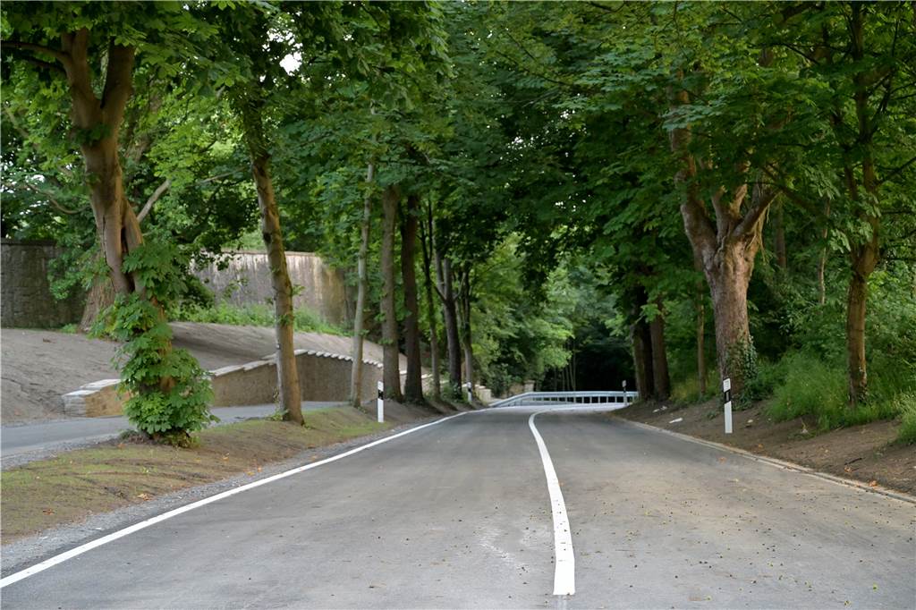 Schlossberg Cappenberg wird freigegeben - Letzte Bauarbeiten zum Schutz Statt einer Treppe hat der Schlossberg jetzt einen durchgängig befahrbaren Radweg. Am 23. Juni wird die Straße freigegeben.