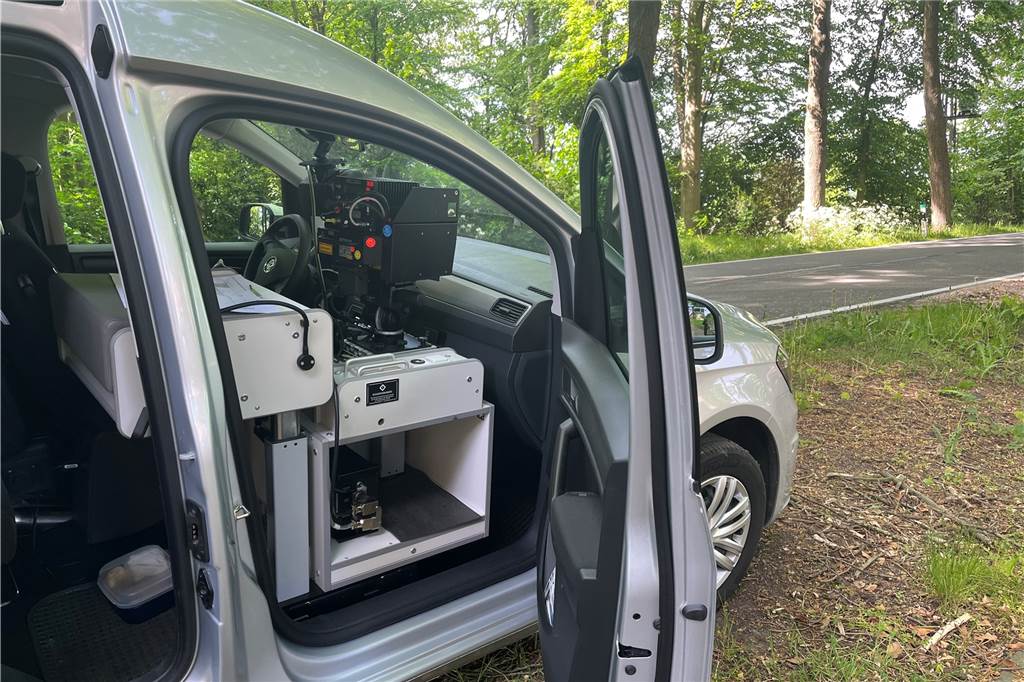 Wenn der „Blitzer-Caddy“ des Kreises in Vreden aktiv ist – und wie er funktioniert Statt eines Beifahrersitzes ist vorne die Technik für die Kontrolle des Gegenverkehrs angebracht. Für die Fahrt muss diese allerdings abgebaut werden.