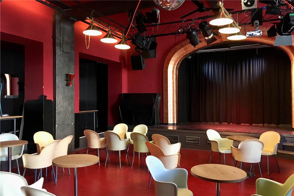 Cabaret Queue startet mit Doppelvorstellungen – wegen der Coronaregeln Statt eng und gemütlich wird es mit halber Besetzung im Saal nun locker und gemütlich.