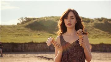 Statt ihre Zukunftspläne umsetzen zu können, muss sich Rosie (Lily Collins) um ihre kleine Tochter kümmern.