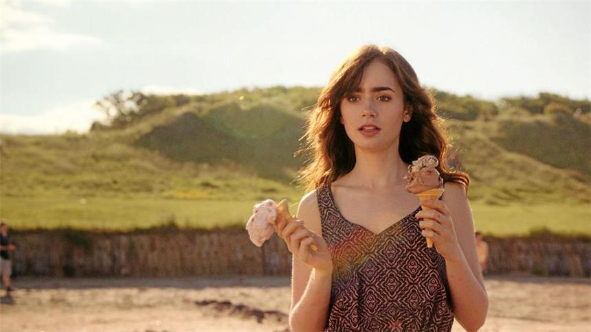Es waren zwei Königskinder Statt ihre Zukunftspläne umsetzen zu können, muss sich Rosie (Lily Collins) um ihre kleine Tochter kümmern.