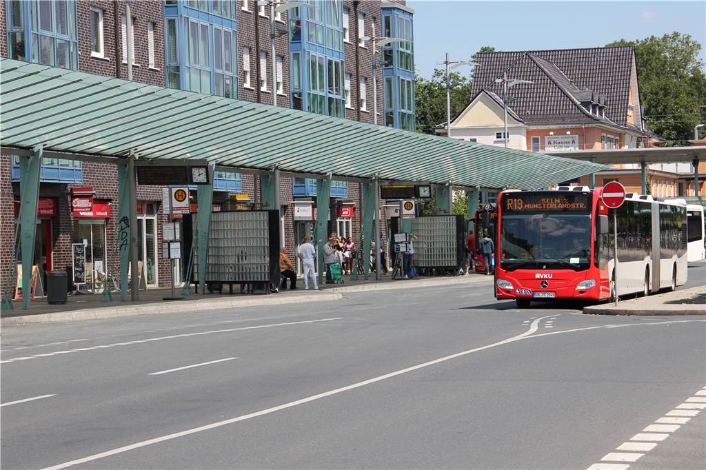 Wann kommt das 49-Euro-Ticket und wer bezahlt es? VKU wartet ab Statt mehr, könnten im Extremfall sogar weniger VKU-Busse, wie hier am ZOB in Lünen, fahren.