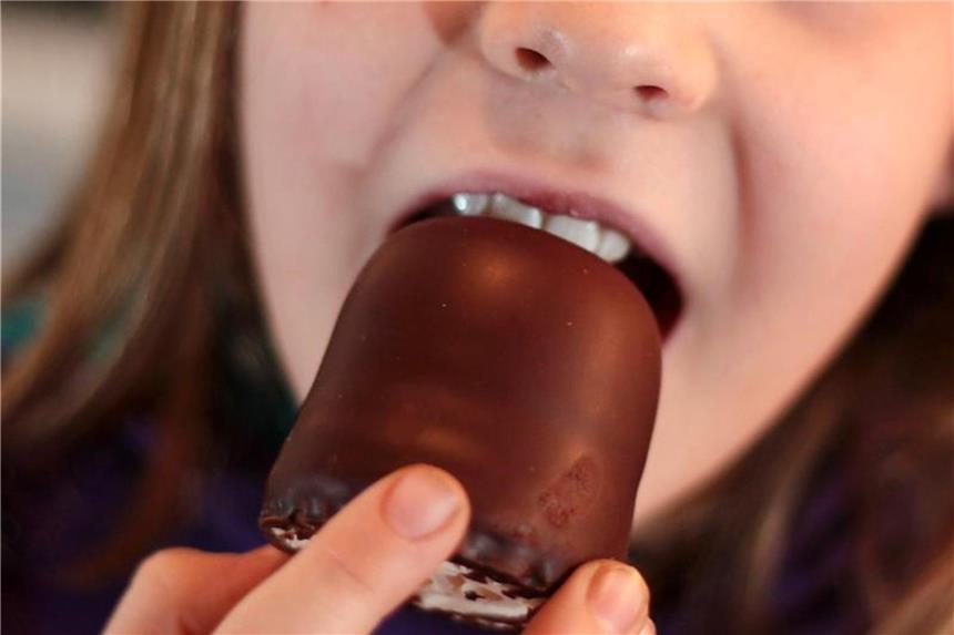 Fettleibige Kinder: WHO verlangt Werbe-Einschränkung Statt Obst und Gemüse essen viele Kinder in Deutschland Süßwaren und Junkfood. 6,9 Prozent der Mädchen und 11,2 Prozent der Jungen sind fettleibig. Foto: Oliver Berg/dpa