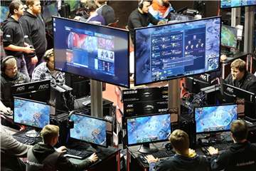 Statt per Livestream am Fernseher oder PC verfolgen die Fans die Wettkämpfe immer häufiger in großen Stadien. Foto: Jan Woitas