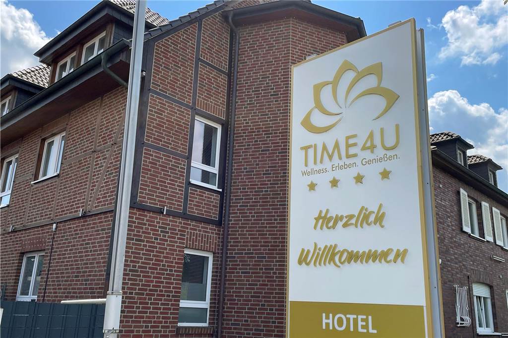 Die traurige Hotel-Geschichte von Euphorie, Streit und Enttäuschung Statt Villa Suplie, Romantikhotel Sim-Jú beziehungsweise kurzfristig "Re" heißt das Haus aktuell "Time4U". Geöffnet hat es nie richtig, nun steht es zum Verkauf für 1,2 Millionen Euro.