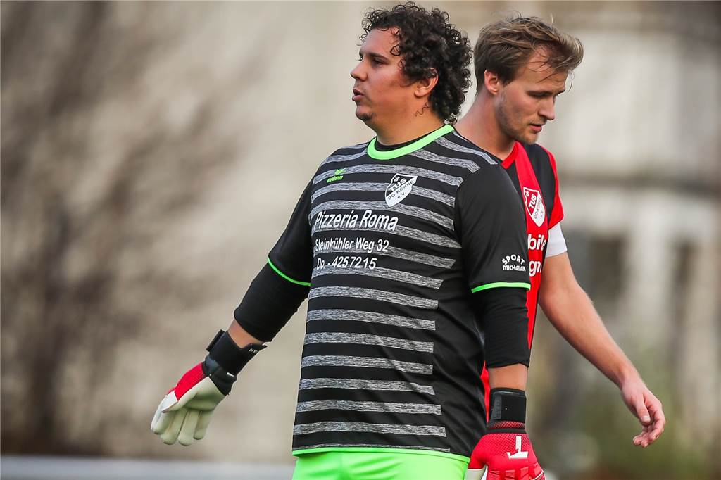 Irre Szene: Team bejubelt Derby-Ausgleich – währenddessen trifft der Gegner per Konter Marc Wiegand steht in seinem Strafraum.