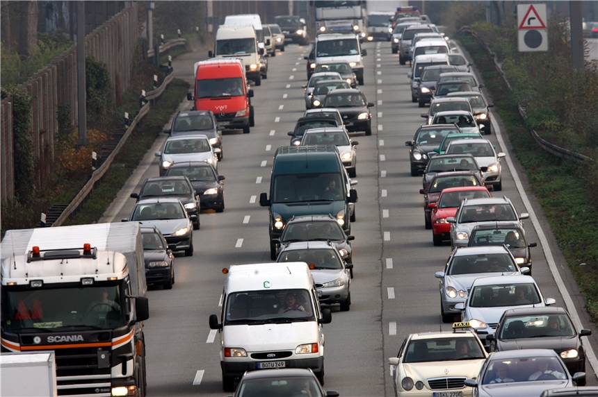 Staus in NRW: Autofahrer warten immer länger - Diese Autobahnen sind besonders betroffen Stau auf der A40: Ein tägliches Bild zwischen Dortmund und Essen.
