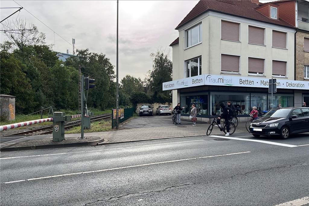 „Stellwerk war stromlos“: Bahnübergang an Borker Straße dicht Stau im Lüner Berufsverkehr: Weil die Schranken am Bahnübergang Cappenberger Straße ausfielen, mussten sich die Autofahrer gedulden.