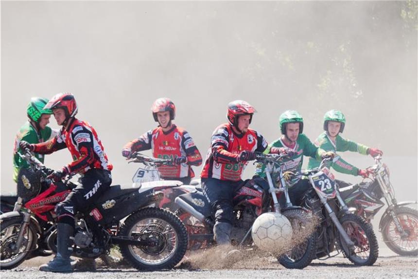 Wenn Männer auf Motorrädern Fußball spielen Staubiger Kampf um den Ball. Foto: Julian Stratenschulte